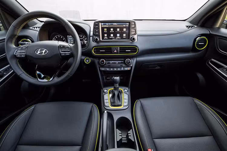 Bên cạnh đó, phiên bản Hyundai Kona mới cũng sẵn có các trang bị tiêu chuẩn bao gồm hỗ trợ đỗ xe Parking Guidance, hàng ghế sau gập tỷ lệ 60:40, dàn âm thanh 6 loa cùng hệ thống thông tin giải trí qua màn hình cảm ứng 7 inch, tích hợp ứng dụng Android Auto và Apple CarPlay.