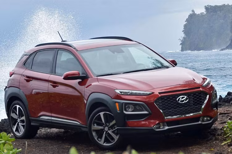 Một số công nghệ an toàn của hệ thống Hyundai SmartSense nay đã được trang bị tiêu chuẩn cho tất cả các phiên bản của chiếc xe Hyundai Kona 2019, thay vì nằm trong gói nâng cấp như ở đời trước. Gói an toàn này bao gồm những công nghệ trợ lái như cảnh báo va chạm trước, hỗ trợ giữ làn đường và cảnh báo tài xế mất tập trung.