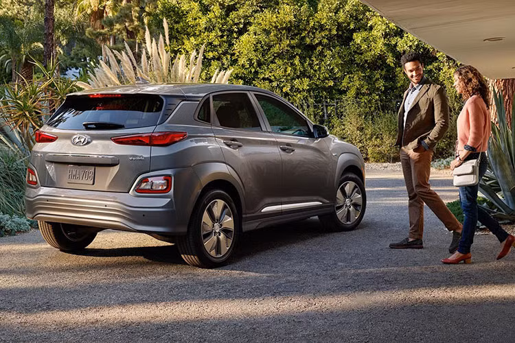 Mẫu crossover Hyundai Kona mới này cũng sẽ vẫn có đầy đủ phiên bản SE, SEL, Limited và Ultimate. Trong đó, bản tiêu chuẩn SE được trang bị động cơ 4 xi-lanh Atkinson dung tích 2,0 lít, cho công suất 147 mã lực và mô-men xoắn 179 Nm, đi kèm hộp số tự động 6 cấp.
