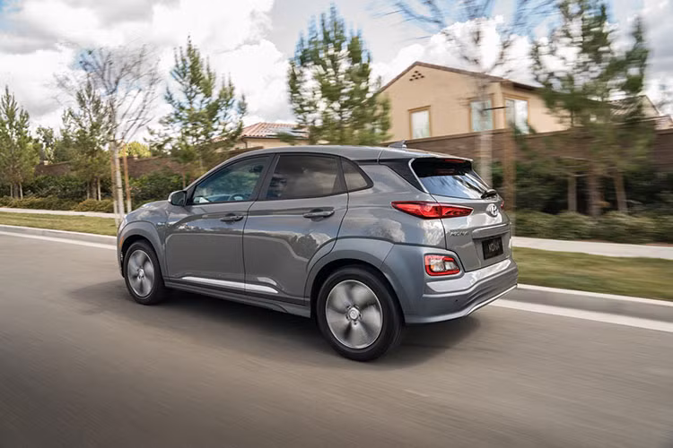 Các phiên bản Limited và Ultimate của Hyundai Kona 2019 mới sẽ sử dụng động cơ tăng áp 1,6 lít, sản sinh công suất 175 mã lực và mô-men xoắn 264 Nm, kết hợp với hộp số tự động ly hợp kép 7 cấp EcoShift.