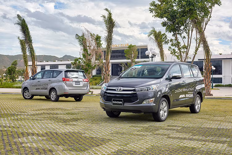 Innova 2016 là một bước tiến lớn của Toyota, không chỉ bởi mới mà còn những thay đổi đáng kể trên xe. Thoải mái và sang trọng hơn ở nội thất, to lớn, hoàn thiện cao và đẹp hơn từ bên ngoài. Bên cạnh đó, cỗ máy cũng được hoàn thiện đáng kể. Mức giá của Innova 2016 bản 2.0E là 793 triệu đồng, 2.0G là 859 triệu đồng và 2.0V là 995 triệu đồng, đã gồm thuế VAT. Xe được bảo hành 3 năm hoặc 100.000 km.