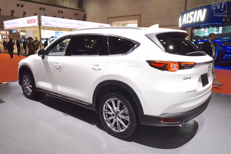 Nhìn chung cách bố trí mặt ca lăng và đèn pha không có nhiều khác biệt so với cả CX-5 và CX-9, hốc hút gió và cản trước được làm mới hoàn toàn khá lạ mắt. Phía đuôi xe, cụm đèn hậu vót nhọn thon gọn được nối liền bằng thanh nẹp crom sáng bóng. Phía dưới là dòng chữ tên xe - CX-8.