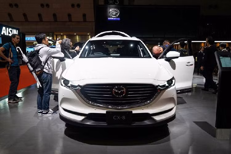 Ngoài ra Mazda CX-8 còn ấn tượng với khả năng tiết kiệm nhiên liệu tuyệt vời, mức tiêu hao ở chế độ tiết kiệm nhiên liệu sẽ là 5,7lít/100km và 6,4lít/km cho chế độ bình thường. Trước mắt, CX-8 chỉ được bán ra tại thị trường Nhật Bản, giá bán của mẫu xe này khởi điểm từ 3,2 đến 4,2 triệu Yên (khoảng 638 đến 837 triệu đồng).