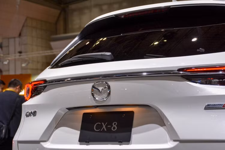 Một điểm mới nữa trên mẫu xe Mazda CX-8 phiên bản 2018 mới này chính là khoang hành lý của xe có sức chứa 239 lít, nếu gập hàng ghế thứ 3 xuống thì tổng khối lượng được nâng lên tới 572 lít. Xe được trang bị hai ống xả và bộ mâm 5 chấu kép thiết kế đẹp mắt, mạ crom sáng bóng.