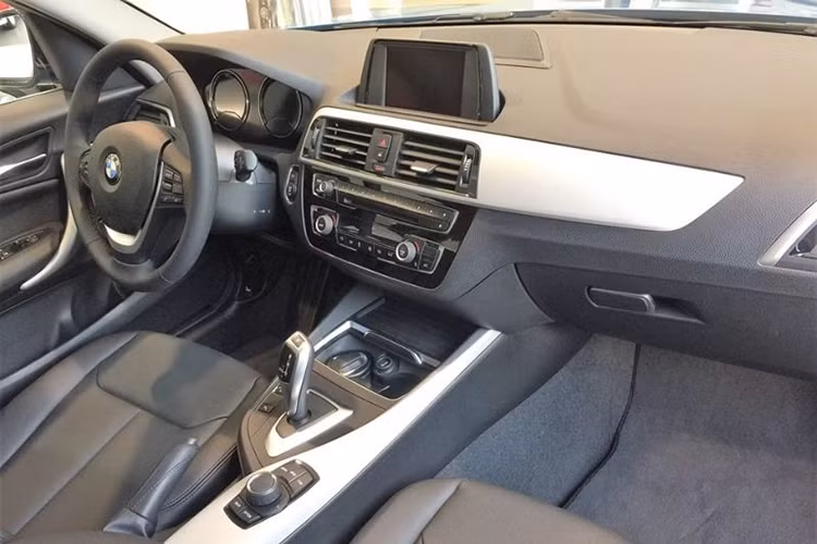 Không chỉ đẹp bên ngoài mạnh bên trong, BMW 118i còn được chăm sóc rất tỉ mỉ ở nội thất, bố cục cabin xe được sắp xếp đơn giản và khoa học. Hệ thống ghế ngồi có khả năng điều chỉnh điện và nhớ 2 vị trí. Ghế được bọc toàn bộ bằng da Sensatec với thiết kế ôm khá dễ chịu và thoải mái.