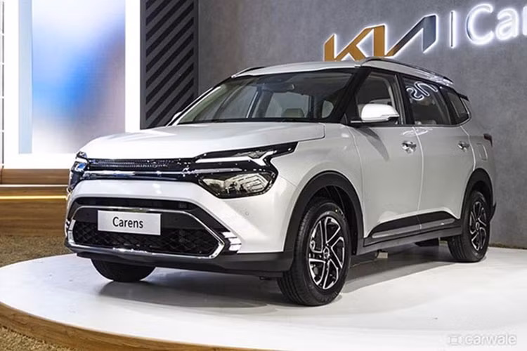 Sau khoảng thời gian dài chờ đợi, cuối cùng Kia Carens 2023 mới cũng đã được hầu hét đại lý chính hãng bắt đầu nhận đặt cọc cho xe. Mặc dù giá bán và phiên bản chưa được công bố nhưng theo một tư vấn bán hàng, thông tin đầu tiên về mẫu xe này tại thị trường Việt Nam sẽ được công bố trong tháng 9.