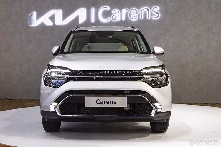 Giống như các mẫu xe mới khác của Kia, Carens 2023 thế hệ mới được áp dụng ngôn ngữ thiết kế Opposites United, mang đến ngoại hình mạnh mẽ và hiện đại. Phần đầu xe được trang bị lưới tản nhiệt hình lục giác cỡ lớn cùng hệ thống đèn 2 tầng với dải đèn LED định vị ban ngày nằm trên và đèn pha ở dưới.