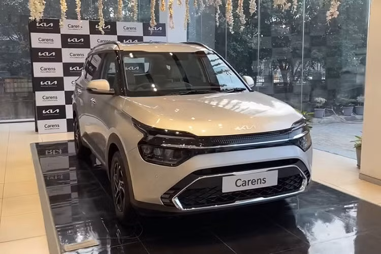 Tuy nhiên, cho đến năm 2016, Kia Carens bị khai tử và 'nhường chỗ' cho Kia Rondo. Và đến nay, Kia Carens lại một lần nữa quay lại thị trường Việt để chinh phục người tiêu dùng. Hiện vẫn chưa rõ giá xe Kia Carens 2023 tại Việt Nam và nó sẽ được phân phối dưới dạng lắp ráp hay nhập khẩu. 