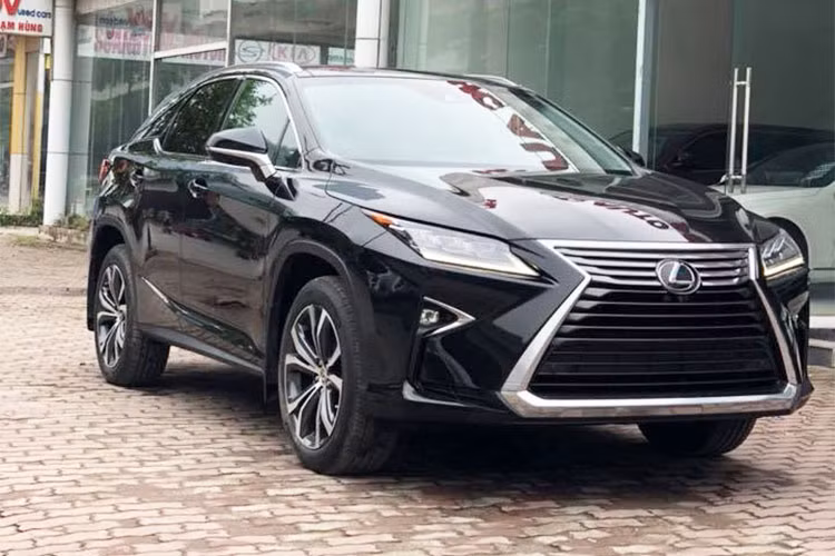 Giá bán khởi điểm của xe Lexus RX 350L 2018 FWD tại thị trường Mỹ từ 47.670 USD (1,08 tỷ đồng). Với hệ dẫn động AWD, khách hàng phải trả từ 49.070 USD (1,1 tỷ đồng). Xe chưa được đại lý tư nhân công bố giá, nhưng theo giới thạo xe nó sẽ được bán ra khoảng gần 4 tỷ đồng.