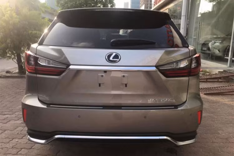 Xe có các tùy chọn mâm đúc 19 hoặc 20 inch. Trong đó, chiếc RX350L này sở hữu mâm 5 chấu kép khá bắt mắt. Các cửa kính hai bên của xe chạy dọc thân và "vuốt" nhỏ dần về phía cột C, sau đó tiếp tục chạy nối liền với cửa kính hậu đem tới cho xe vẻ đẹp độc đáo. Thuộc thế hệ xe mới nhất của Lexus, chiếc SUV RX 350L sở hữu cụm đèn hậu hiện đại với các dải LED chiếu sáng đẹp mắt.