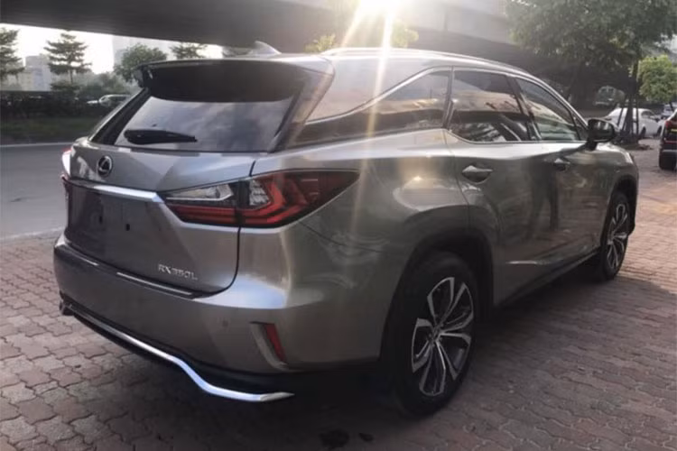 Phiên bản của mẫu xe sang Lexus RX350L mới với 3 hàng ghế vẫn giữ nguyên thiết kế trẻ trung, ấn tượng từ nguyên mẫu 5 chỗ. Lexus RX350 được xem là mẫu xe ăn khách, mẫu xe bán chạy nhất tại thị trường Mỹ, giúp doanh số của Lexus đúng thứ hai chỉ sau Mercedes – Benz.