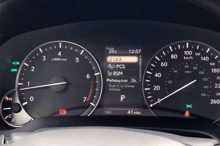 Phiên bản RX350L ba hàng ghế cũng đáp ứng nhu cầu cho người phía sau, tạo không gian để chân, chiều dài tổng thể được cơi nới hơn 4.3 inch (10 cm) để tạo khoảng không cho người ngồi ở hàng ghế thứ ba. Điều này cũng giúp Lexus RX350L chạm mốc 4.990 mm, vượt mặt đối thủ tại thị trường Mỹ là Acura MDX với chiều dài tổng thể 4.917 mm.