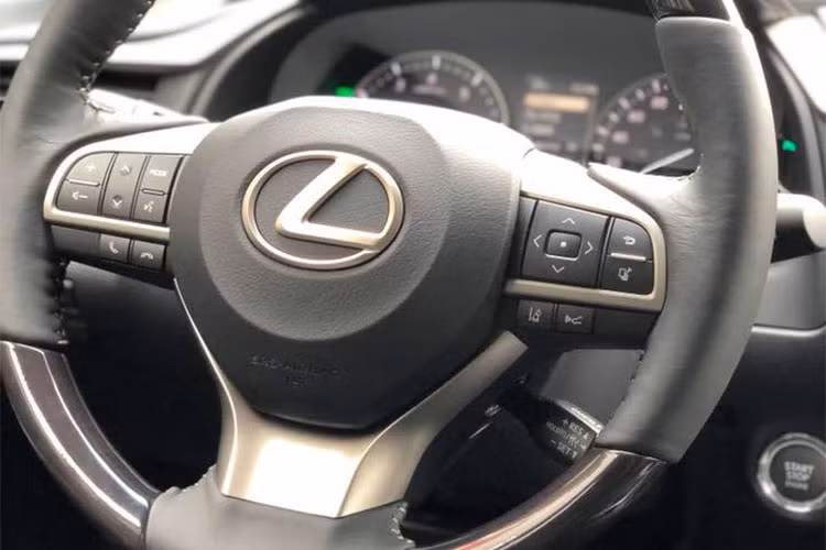 Xe được trang bị cửa sổ trời đóng mở bằng điện, nhưng chỉ có diện tích kéo dài tới hàng ghế trước. Vô lăng thể thao 3 chấu bọc da cao cấp được thiết kế tiện lợi với nhiều nút bấm thông minh, tiện dụng. Bên cạnh đó, xe còn sở hữu Touchpad điều khiển màn hình được Lexus bố trí bên dưới, cùng với núm chuyển đổi các chế độ lái, hệ thống ổn định điện tử...