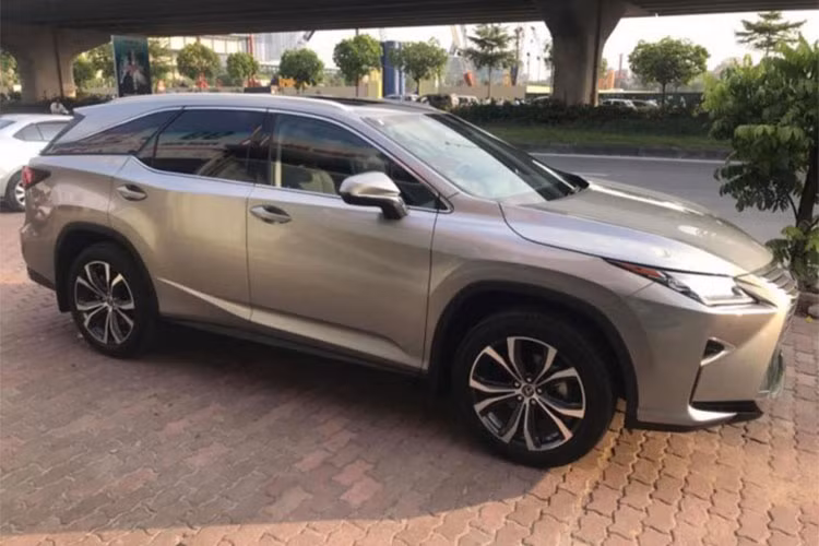 Chiếc xe sang Lexus RX350L 2018 bất ngờ xuất hiện tại một salon ôtô tại Hà Nội, có màu xám đi kèm các trang bị tùy chọn cao cấp. Đây là mẫu xe RX 7 chỗ ngồi đầu tiên về Việt Nam, trước đó chỉ có các phiên bản RX350 và RX200t được phân phối chính hãng tại Việt Nam.