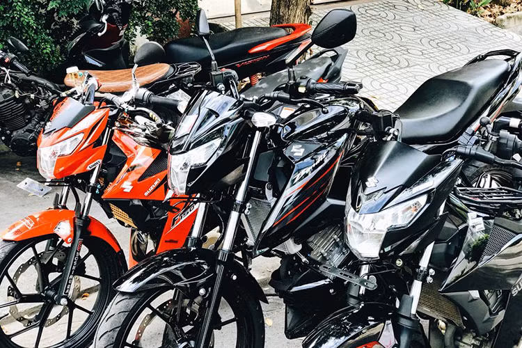 Ra mắt thị trường Indonesia vào hồi tháng 8/2018, mẫu xe Suzuki GSX150 Bandit đã thu hút khá nhiều sự chú ý với thiết kế xe côn tay thể thao và giá hấp dẫn. Từng được các đại lý tư nhân Việt Nam nhập khẩu về vào năm ngoái, tuy nhiên phải tới đầu năm 2019 này mẫu xe côn tay cỡ nhỏ mới được bán ra chính hãng.
