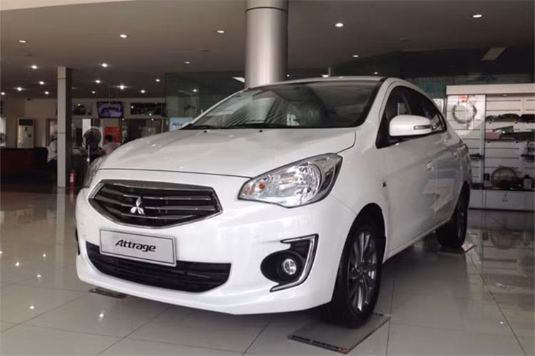 Mitsubishi Attrage là mẫu sedan hạng B được phân phối chính hãng tại thị trường Việt Nam thông qua hình thức nhập khẩu nguyên chiếc từ Thái Lan. Đáng chú ý trong năm 2018 này, do được hưởng mức thuế suất thuế nhập khẩu 0%, giá xe Mitsubishi Attrage có thể sẽ giảm mạnh.