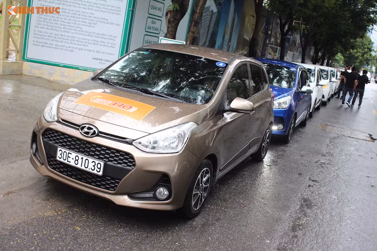 Mẫu xe Hyundai Grand i10 có khá nhiều phiên bản khác nhau tại Việt Nam: động cơ 1.0L và 1.2L, loại 4 cửa và 5 cửa, đi kèm các lựa chọn hộp số sàn 5 cấp hoặc hộp số tự động 4 cấp. Hiện tại, rẻ nhất đang là phiên bản Hyundai Grand i10 bản Base 5 cửa, sử dụng động cơ 1.0L đi kèm hộp số sàn 5 cấp, xe có giá bán 315 triệu đồng.