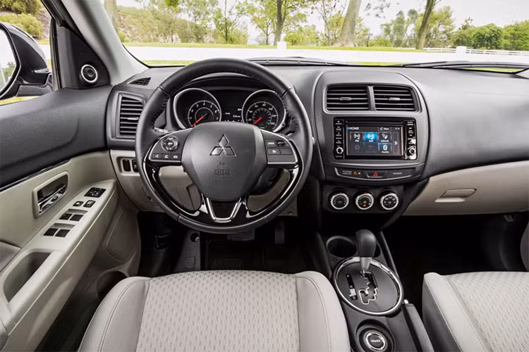 Mẫu sedan cỡ nhỏ này cũng được sử dụng động cơ và hộp số tương tự mẫu Mirage nhưng giá bán khởi điểm cao hơn (1.2L - 5MT). Trong tháng 8 này, Mitsubishi vẫn duy trì 4 phiên bản khác nhau của Attrage tại Việt Nam (cung động cơ cùng hai lựa chọn hộp số sàn 5 cấp hoặc CVT).