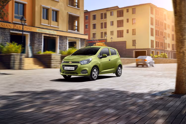 Mẫu xe Chevrolet Spark hiện có ba phiên bản khác nhau tại Việt Nam, với hai bản 5 chỗ là Spark LS và Spark LT có giá bán lần lượt là 299 và 349 triệu đồng. Cả hai bản đều sử dụng động cơ 1.2L đi kèm hộp số sàn 5 cấp, sản sinh công suất tối đa 80 mã lực, mô-men xoắn cực đại 108 Nm.