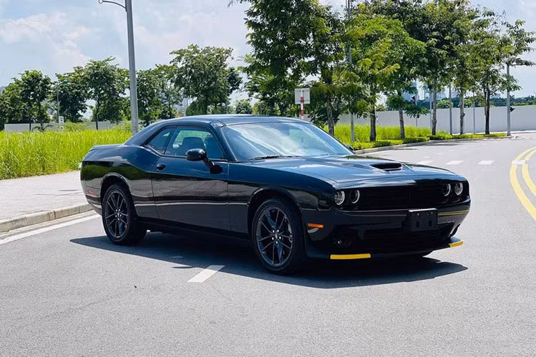 Nếu là fan của loạt phim đua xe hành động Mỹ như "Fast and Furious", chắn chắn đã có lần bạ nhìn thấy sự xuất hiện của chiếc xe thể thao tốc độ Dodge Challenger cơ bắp. Trải qua nhiều thế hệ, cho đến tạn ngày nay Dodge Challenger vẫn giữ được phong cách thiết kế vuông vức, nam tính đặc trưng. 