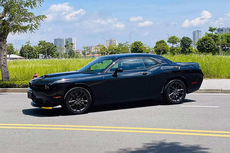 Phía đại lý phân phối dòng không công bố mức giá xe Dodge Challenger 2021 chính thức, tuy nhiên nhiều nguồn tin cho biết để sở hữu xe, khách hàng sẽ phải bỏ ra số tiền không dưới 3 tỷ đồng. Được biết, Dodge Challenger là đối thủ cạnh tranh với các mẫu xe đồng hương như Ford Mustang, Chevrolet Corvette V8 hay Chevrolet Camaro... 