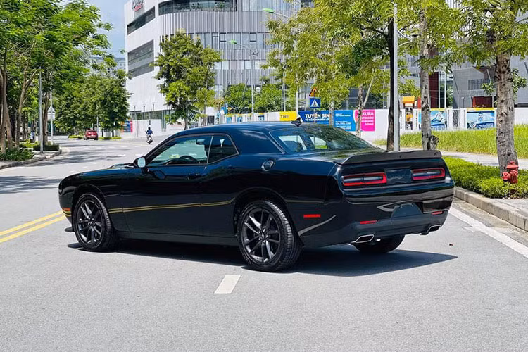 Về ngoại hình, chiếc Dodge Challenger 2021 mới về Việt Nam đầy giữ dằn với cặp đèn pha tạo hình elip mang đến cho chiếc xe sự hầm hố. Đèn pha/cos trên xe sử dụng công nghệ LED Projector được đặt khéo léo dưới lớp mui xe. Trung tâm là hệ thống lưới tản nhiệt được chia thành 2 khoang riêng biệt có logo GT, trên nắp ca-pô xe sở hữu hốc thoát gió để làm mát động cơ.