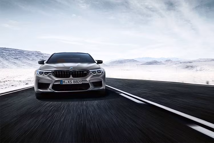 Về tổng thể thiết kế, mẫu xe M5 Competition phiên bản 2019 không khác biệt nhiều so với M5 tiêu chuẩn. M5 Competition sở hữu một số chi tiết màu đen như lưới tản nhiệt, ốp gương chiếu hậu và khe gió bên hông.
