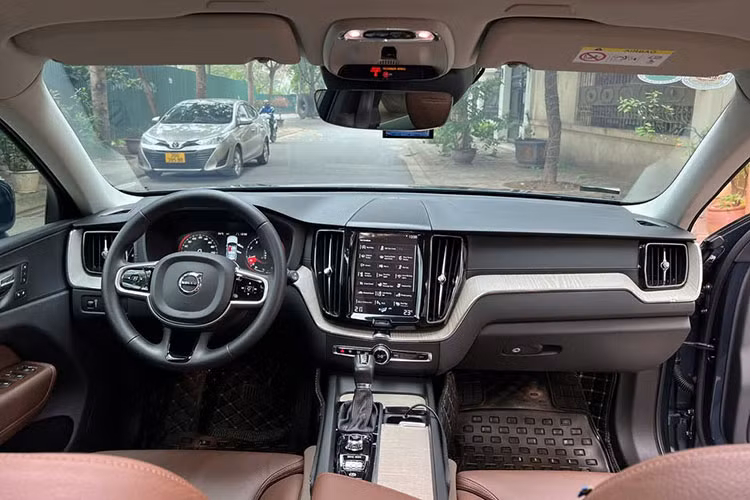 Do thuộc lô nhập khẩu Thụy Điển, chiếc Volvo XC60 này có một số điểm khác biệt so với bản nhập Malaysia, đặc biệt là về màu sắc và chất liệu nội thất. Ghế da Nappa màu nâu có đục lỗ thông hơi, giữ độ căng tốt sau hơn 60.000 km sử dụng. Dàn loa Bowers &amp; Wilkins cao cấp, mang đến trải nghiệm âm thanh tuyệt vời hơn.
