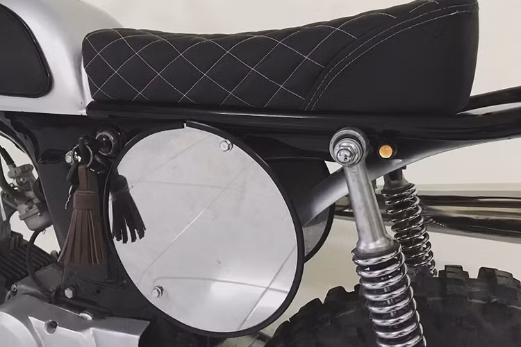 Theo chủ nhân của chiếc xe cho biết, bản độ Honda 67 này đã được người bạn trong nhóm trang bị với phuộc sau của một chiếc xe Win 100 cùng phuộc trước Nova Dash nhằm nâng trọng tâm lên cao thay vì kiểu dáng nhỏ nhắn xinh xắn nguyên bản của mẫu xe này.