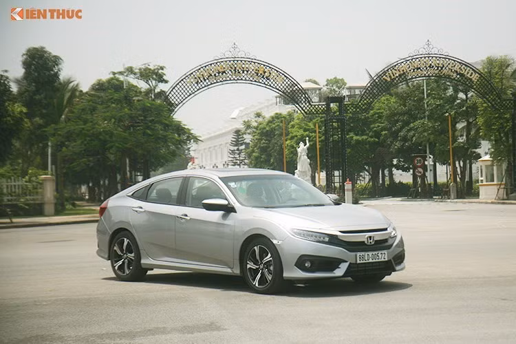 Tại thị trường Việt Nam, Honda Civic phiên bản mới chỉ có duy nhất một lựa chọn động cơ 1.5L Turbo VTECcó công suất tối đa 170 mã lực tại 5.500 vòng/phút và momen xoắn cực đại 220 Nm tại 1.700 – 5.500 vòng/phút. Khả năng tăng tốc 0 – 100 km/h hết 8,3 giây.
