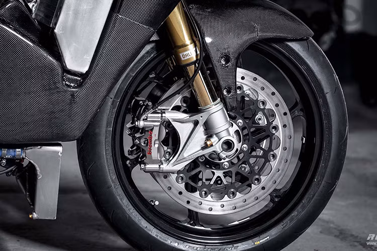 Cặp phuộc trước dạng Up-sidedown có đường kính 43 mm, hiệu Ohlins. Phía sau là giảm sóc đơn dạng mono shock.