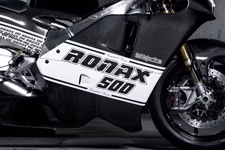 Toàn bộ thân Ronax 500 được làm bằng sợi carbon, bao gồm bình xăng và các khung phụ.