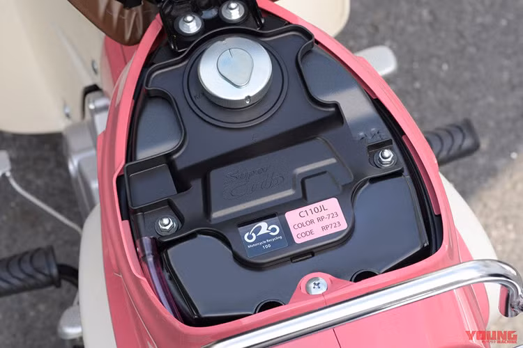 Hệ thống khoá điện trên xe vẫn không thay đổi so với những mẫu xe máy mới của Honda hiện nay, vẫn dạng chìa. Cụm công tắc bên phải của xe chỉ có nút đề, không có nút đèn pha - đặc điểm của xe máy Honda đời mới.