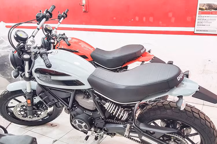 Mẫu xe phân khối nhỏ nhất và cũng là có giá mềm nhất gia đình Ducati, Scrambler Sixty2 2016 vừa được nhập khẩu về đại lý của Ducati tại Việt Nam. Được biết, mẫu xe này sẽ là tâm điểm của triển lãm xe máy đầu tiên tại Việt Nam diễn ra trong tháng 4/2016 tới.
