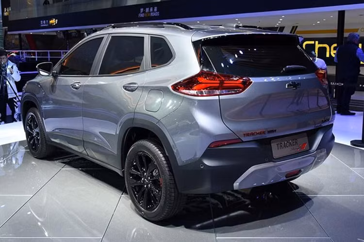Đằng sau mẫu crossover cỡ C này xuất hiện cụm đèn hậu nhỏ gọn và chi tiết màu đen bóng trên cản sau làm điểm nhấn. Vì thuộc phiên bản Redline nên chiếc Chevrolet Tracker 2019 từng ra mắt tại thị trường Trung Quốc sẽ đi kèm logo chữ thập trước/sau màu đen xung quanh xe tạo sự khác biệt.