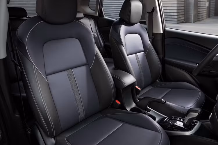 Ngoài ra, Chevrolet Tracker 2019 còn có vô lăng đáy phẳng thể thao, bọc da và đi kèm logo hình chữ thập màu đen. Bên cạnh đó là cụm điều khiển trung tâm ngả 7 độ về phía người lái và màn hình thông tin giải trí 8 inch nằm độc lập trên mặt táp-lô, trên cửa gió điều hòa trung tâm. Bên dưới là khu vực chỉnh điều hòa có thiết kế đơn giản.