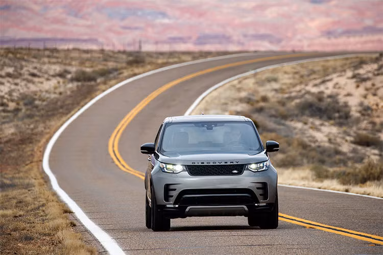 Thể thao, đa dụng nhưng có ngoại hình đẹp là những gì hãng xe sang Anh quốc Land Rover theo đuổi thời gian gần đây - mẫu xe SUV cao cấp 7 chỗ ngồi, Land Rover Discovery 2019 phiên bản nâng cấp được xem là hội tụ được cả sức mạnh lẫn ngoại hình sang trọng mà người dùng chờ đợi.