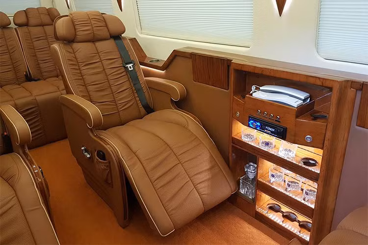 Bên trong nội thất của xe được bọc da và ốp gỗ khắp các nơi. Ghế xe tối ưu để thư giãn với chức năng massage. Hành khách ngồi trong còn tận hưởng tiện nghi với két sắt, tủ lạnh, bàn làm việc, màn hình LED kích thước 40 inch và hệ thống âm thanh 10 loa.