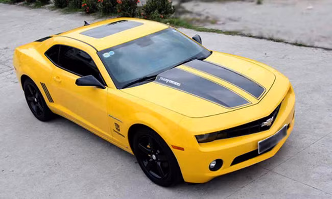 Chevrolet Camaro là mẫu xe có ý nghĩa quan trọng trong chiến lược sản phẩm của tập đoàn General Motors (GM), với mục tiêu cạnh tranh là các xe “cơ bắp” tính năng vận hành cao như Ford Mustang hay Dodge Challenger.