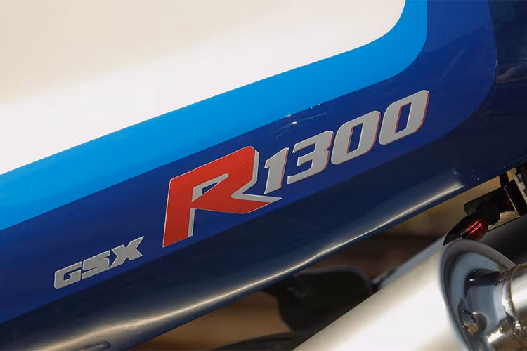 Cuối cùng là công đoạn thiết kế bộ tem dán đuôi GSX-R1300 với font chữ y hệt Suzuki GSX-R1100 trước đây. Đây cũng là điểm duy nhất bạn có thể phân biệt chiếc GSX-R1100 ''hàng nhái'' này với xe nguyên bản.