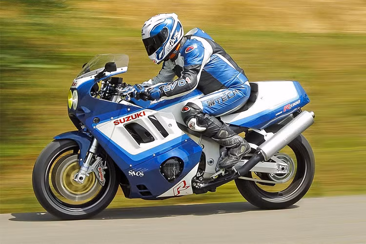 Ra mắt vào năm 1999, siêu môtô Suzuki Hayabusa với biệt danh "chim ưng" vẫn luôn là huyền thoại tốc độ trong giới superbike. Mới đây, một tay độ xe tại Thụy Sỹ vừa hoàn thành việc độ chiếc Hayabusa ngược lại thành mẫu xe tiền nhiệm Suzuki GSX-R1100.