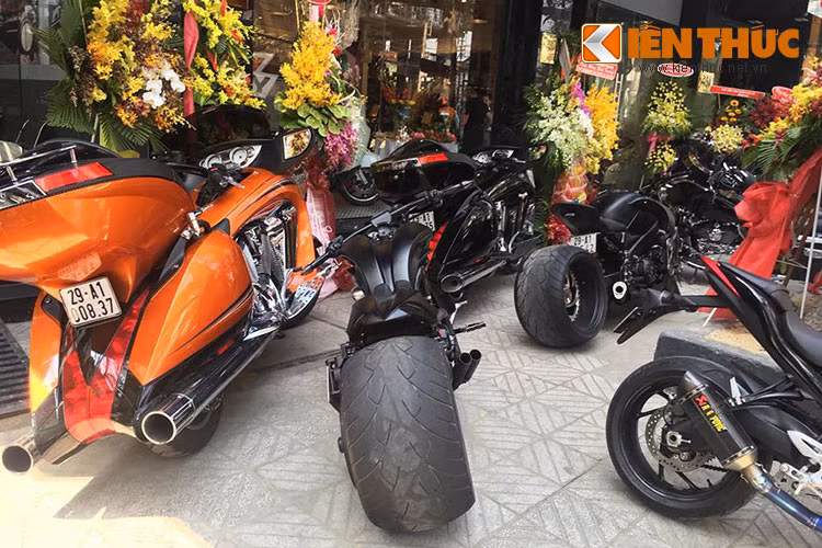 Trong ngày khai trương showroom Victory và Indian, hàng loạt các tín đồ đam mê hai dòng xe này tại Việt Nam cũng đã có mặt. Bên cạnh những mẫu xe môtô PKL còn có những chiếc Victory và Indian của những người chơi xe.