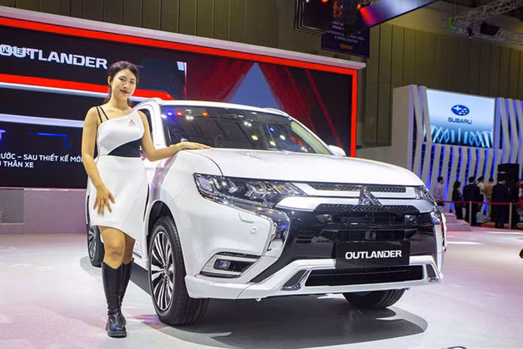 Bên cạnh 2 mẫu xe trưng bày tâm điểm, MMV cũng đem tới triển lãm toàn bộ dải sản phẩm của mình tại Việt Nam - trong đó có vua doanh số phân khúc MPV hạng B Xpander. Ra mắt năm 2018, Mitsubishi Xpander đã ghi dấu ấn mạnh mẽ về một mẫu Crossover đáp ứng được thị hiếu số đông với doanh số liên tục dẫn đầu phân khúc. Tính đến nay, Mitsubishi Xpander đã bán ra thị trường gần 70.000 xe, minh chứng cho sự tín nhiệm và tin tưởng của khách hàng Việt Nam dành cho mẫu xe này.