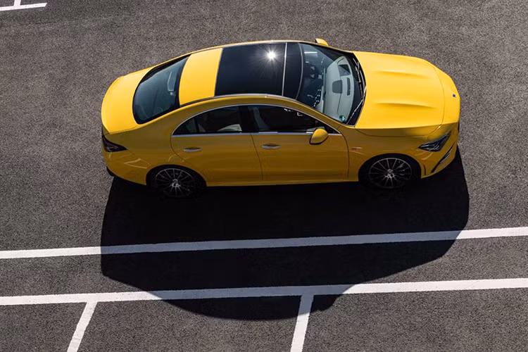 Khối động cơ 4 xi-lanh M260 trên CLA 35 4MATIC với phần vỏ được chế tạo từ hợp kim nhôm đúc nhằm giảm trọng lượng tối đa, ngoài ra còn được tích hợp hàng loạt công nghệ hiện đại như tính năng điều khiển van biến thiên CAMTRONIC, hệ thống quản lý nhiệt thông minh, kim phun Piezo cho phép đánh lửa đa tia với độ chính xác cao,….