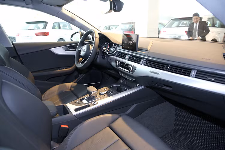 Nhờ có trục cơ sở dài 2824 mm thay vì chỉ 2764 mm như Audi A5 coupe, A5 Sportback có hàng ghế sau rộng rãi hơn và được bọc da cao cấp màu đen "sẹc tông" tương xứng với vẻ bên ngoài của xe. Nếu so với thế hệ trước, hành khách phía sau có khoang để chân rộng hơn 24 mm và toàn bộ chiều dài cabin tăng thêm 17 mm.