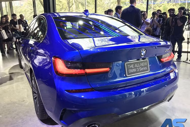 Có thể nói, cặp đèn chiếu sáng trên 3-Series 2019 được coi là một trong những cặp đèn đẹp nhất làng xe hiện nay. Công nghệ đèn được hãng xe sang BMW sử dụng trên 3-Series 2019 là dạng Full-Led. Đuôi xe sở hữu phong cách khá đơn giản nhưng không kém phần điệu đà, ngay bên dưới là khe hút gió giả góp phần tô điểm cho phần thị giác, cặp ống xả đôi mạ chrome sáng bóng đặt gọn gàng hai bên hông xe.