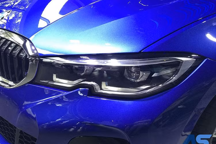 Phần đầu xe 3-Series 2019 có nhiều đường gân dập nổi khiến xe trở lên cơ bắp hơn, hai "hốc mũi" quen thuộc được làm dài ra với nhiều chi tiết mạ chrome bao quanh cho cái nhìn tươi mới hơn. Toàn bộ cản dưới được làm theo dạng tổ ong sơn đen thể thao và cá tính.