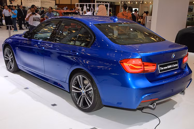 Tiếp đến là phiên bản BMW 330i M Sport 2019 với khối động cơ xăng I4 kết hợp tăng áp 2.0L cho ra công suất tối đa 258 mã lực và 400 Nm mô-men xoắn. 3-Series M Sport 2019 có thể tăng tốc từ 0 - 100 km/h chỉ với 5,8 giây trước khi đạt vận tốc tối đa 250 km/h.