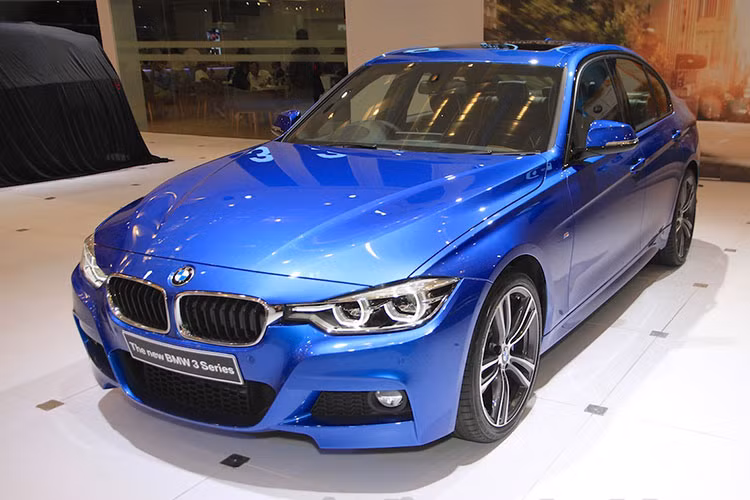  BMW 3-Series 2019 mới vừa được hãng xe Đức trình làng tới các nước Đông Nam Á thông qua triển lãm ô tô quốc tế Bangkok International Motor Show 2019 đang diễn ra ở Thái Lan. Cùng với những thay đổi mang tính cách mạng trên mẫu xe mới, 3-Series 2019 sẽ được BMW phân phối tại thị trường Thái với 2 phiên bản cùng mức giá khởi điểm từ 2,959 triệu Baht (tương đương hơn 2,1 tỷ đồng).
