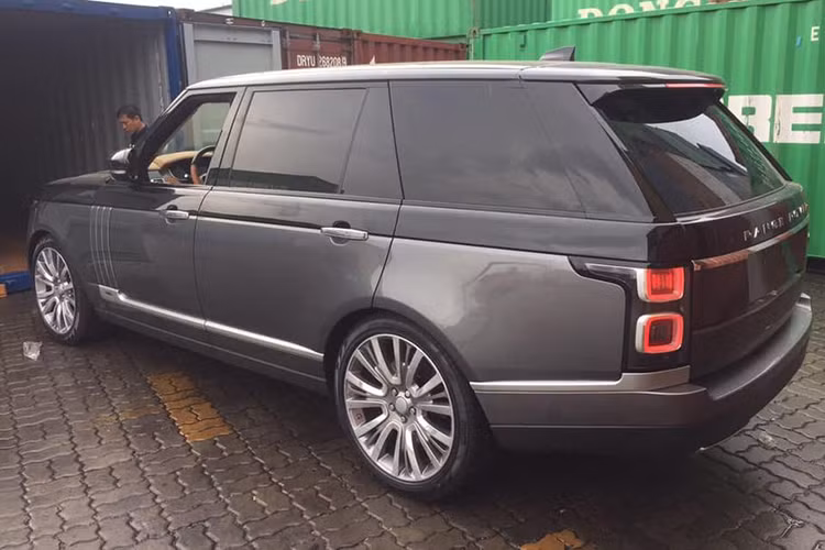 Chưa hết, ngoại hình của Range Rover SVAutobiography 2019 so với đời cũ có sự khác biệt ở đèn pha Full LED, đèn hậu cũng được thiết kế lại. Khá đáng tiếc là Range Rover SVAutobiography 2019 sử dụng ống xả vuông vức thay cho cặp ống xả tròn ở đời cũ. Dòng chữ Range Rover phía trước đầu xe cũng không được dập chìm.